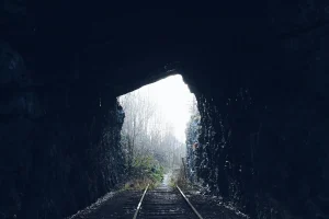 En la foto se puede ver la salida de un túnel rocoso
