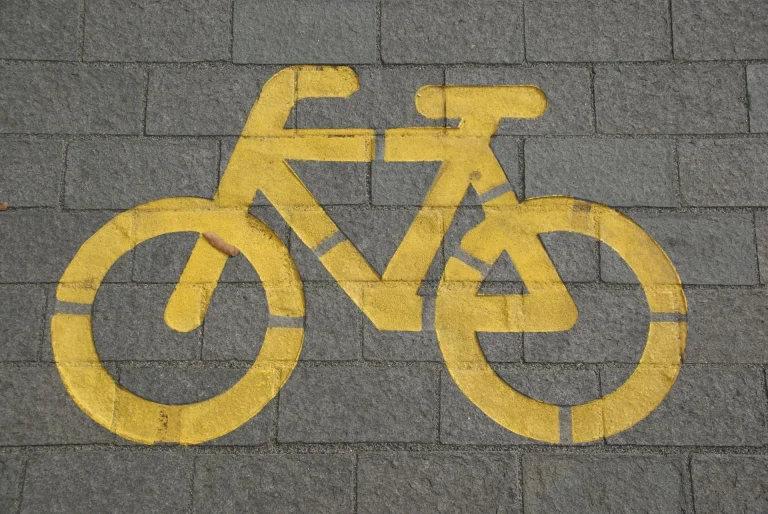 En la foto aparece una bicicleta pintada en el suelo de color amarillo