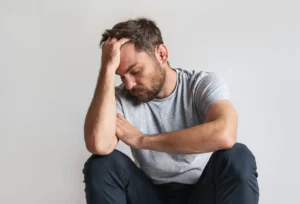 En la imagen sale un chico pensando en todo lo que esta pasando