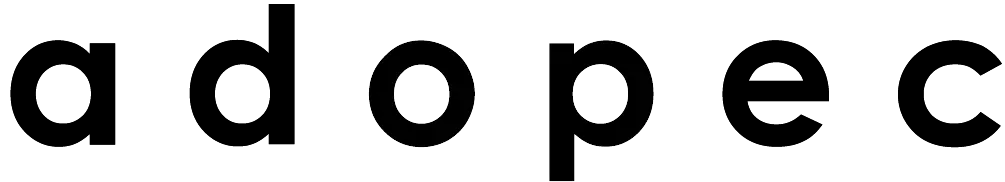 El logo de ADOPEC en letras de color negro sin fondo