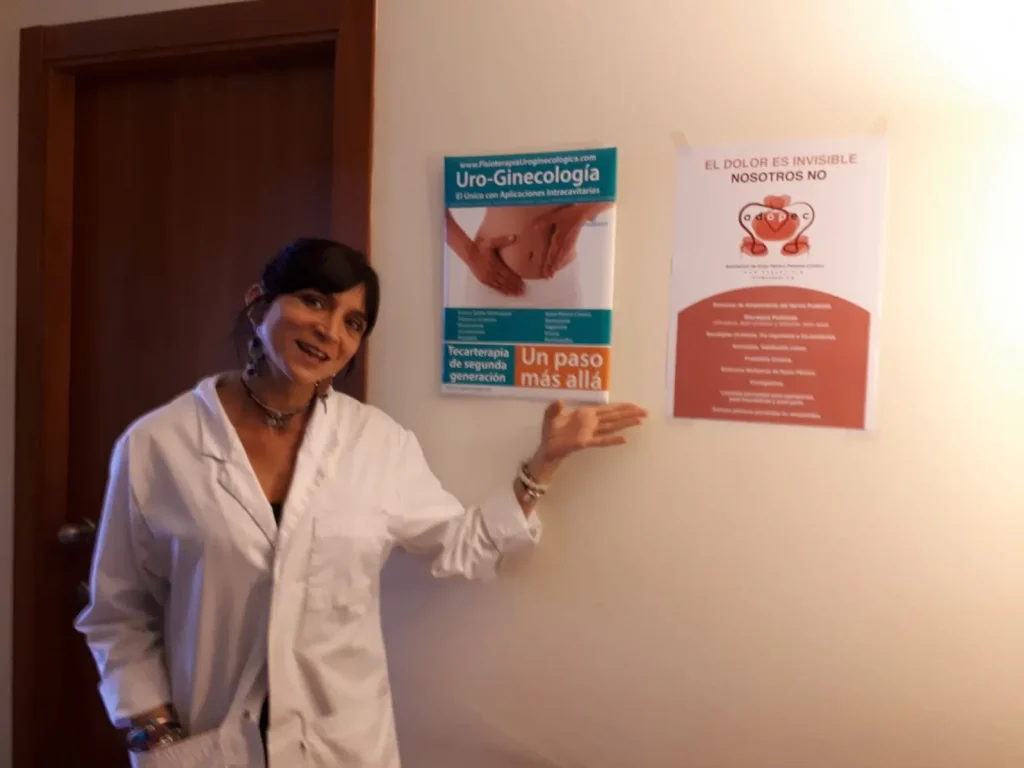 En la foto se puede ver a una mujer mostrando el cartel de ADOPEC