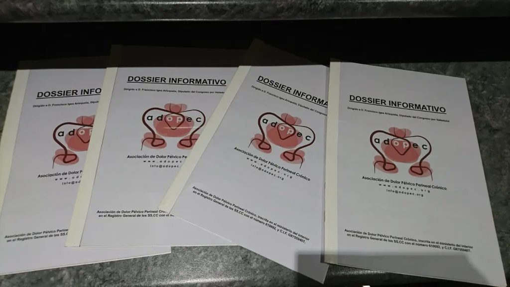 En la foto se ven varios dossier de Adopec