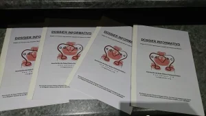 En la foto se ven varios dossier de Adopec