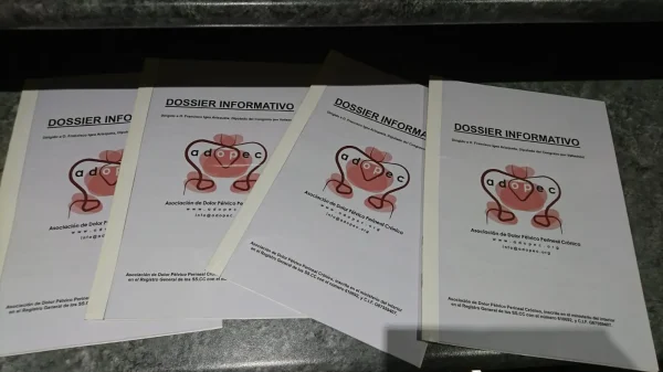 En la foto se ven varios dossier de Adopec