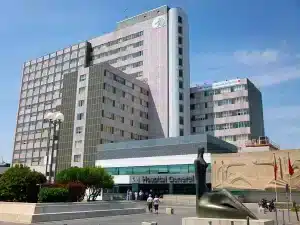 En la foto se ve el Hospital la Paz de Madrid
