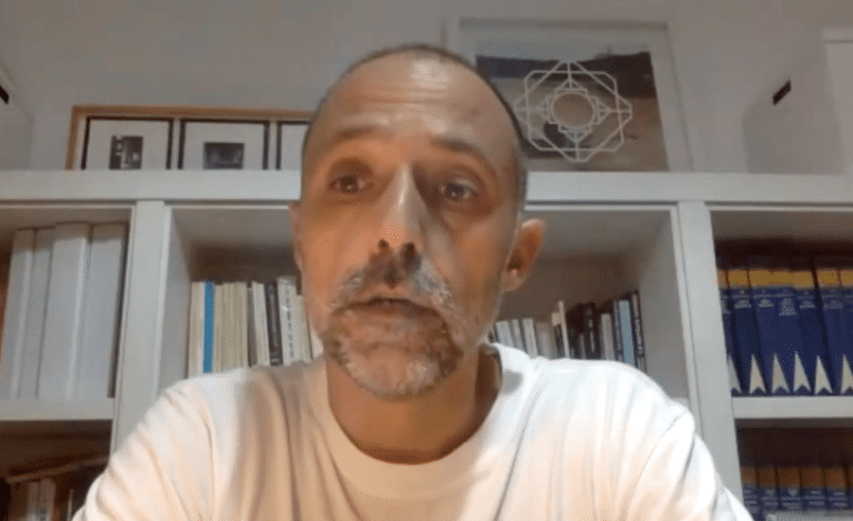 En la imagen aparece Jordi Llopis, aparece con una camiseta blanca.