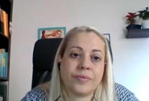 En la imagen aparece la sexologa Miriam Gomez, lleva una camiseta colorida y se encuentra sentada en una silla negra