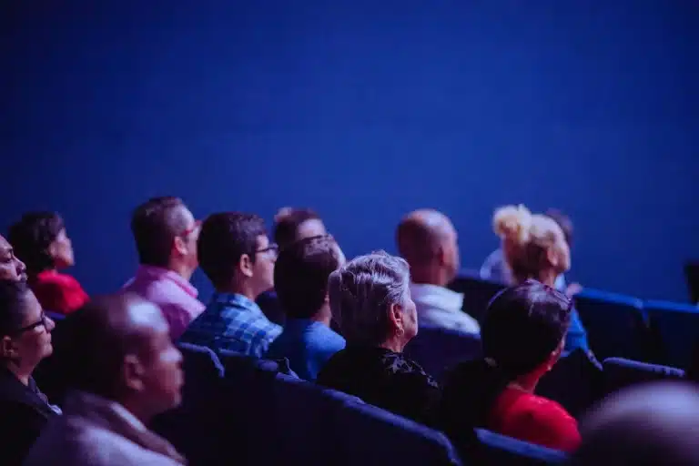 En la foto se ve a un grupo de gente sentada atendiendo en un congreso